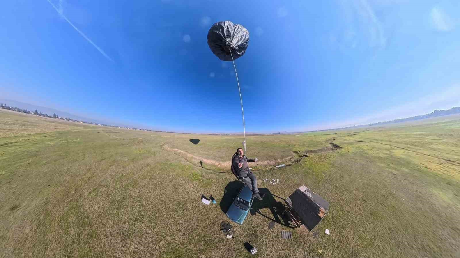 Çöp poşetlerinden güneş enerjisiyle yükselen balon yaptı
