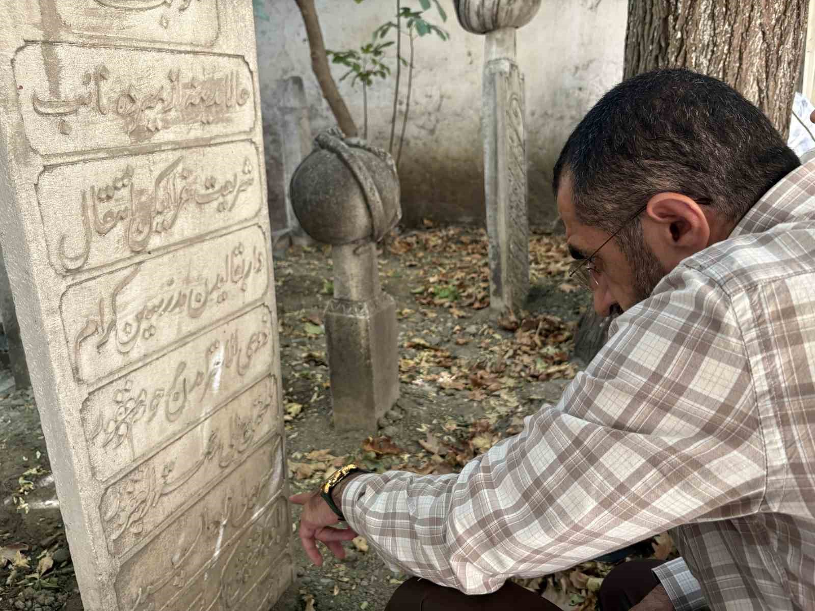 Çorakkapı Haziresi’nde tarih sessizliğe, mezarlar bakımsızlığa terk edildi
