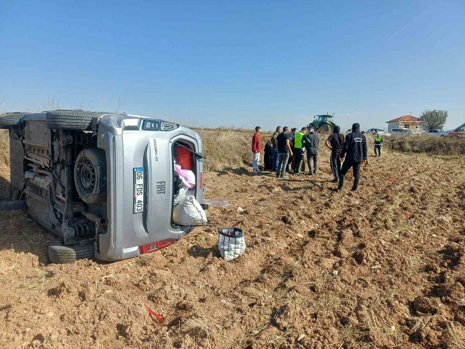 Çorum’da bariyerlere çarpan hafif ticari araç takla attı: 2 yaralı
