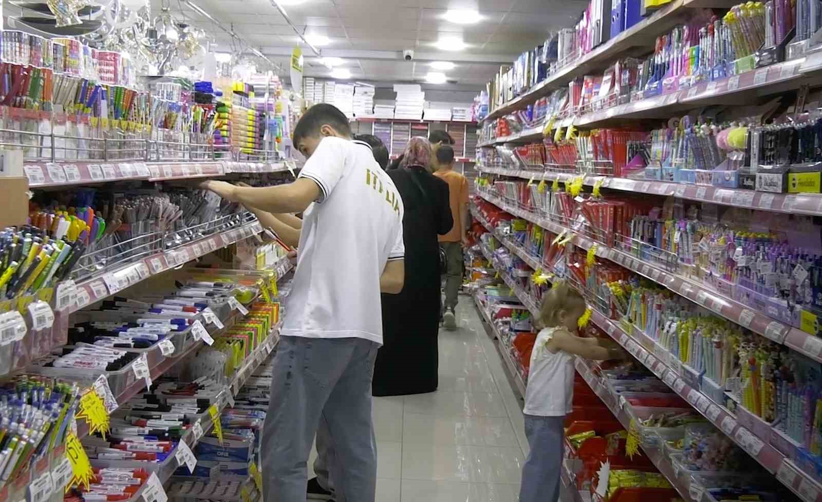 Çorum’da tatilin son gününde okul alışverişi yoğunluğu
