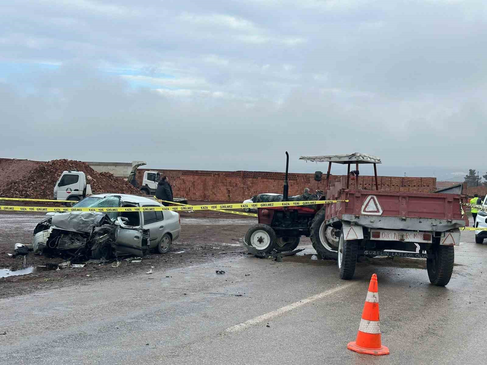 Çorum’da traktör otomobille çarpıştı: 1 ölü, 2 yaralı
