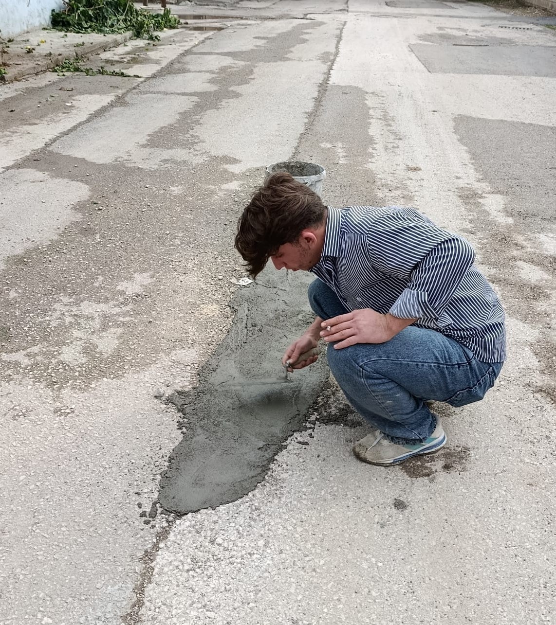 Çukurlu yolu vatandaşlar beton dökerek düzeltmeye çalıştı
