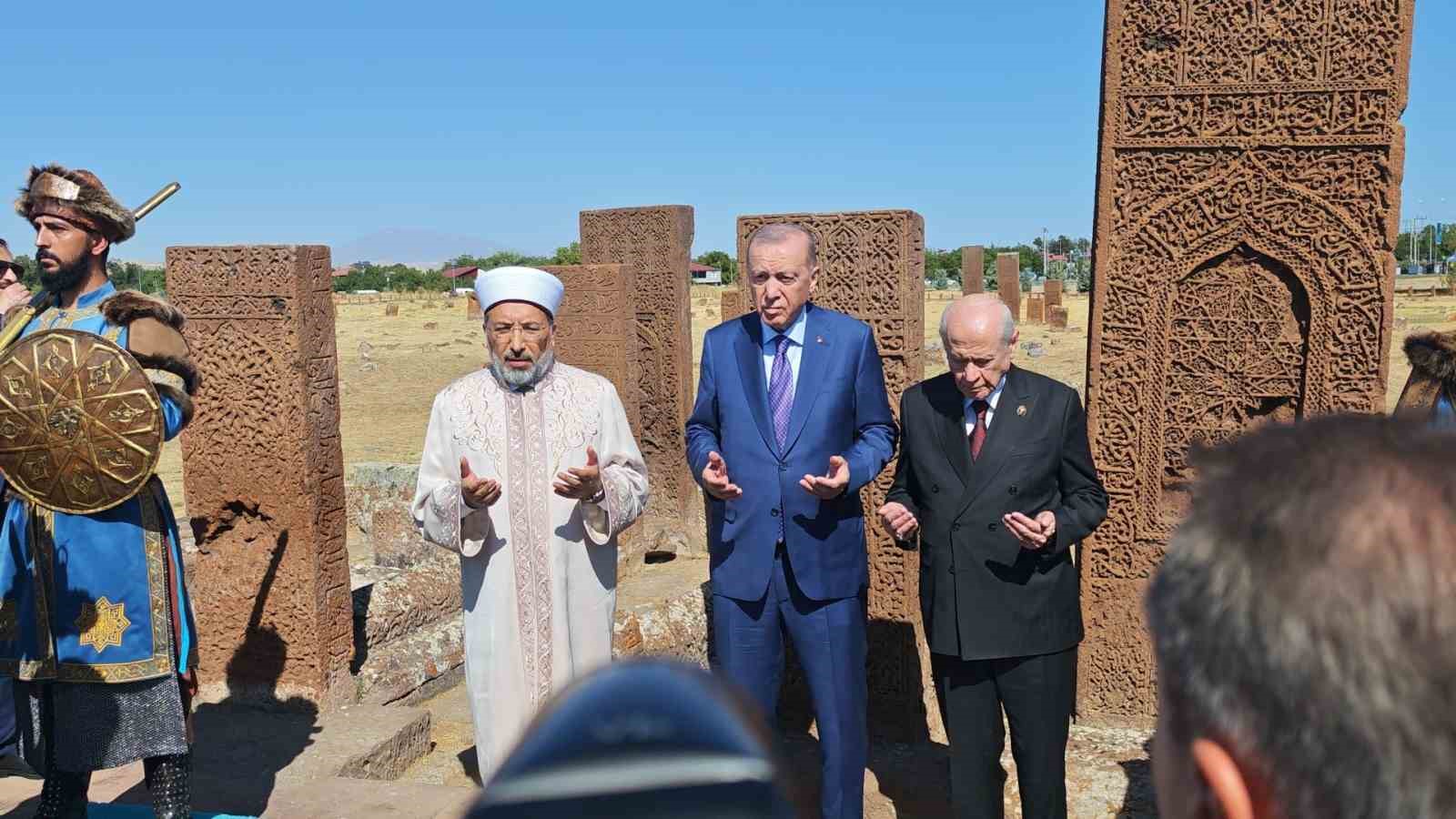Cumhurbaşkanı Erdoğan Ahlat Selçuklu Kabristanını ziyaret etti
