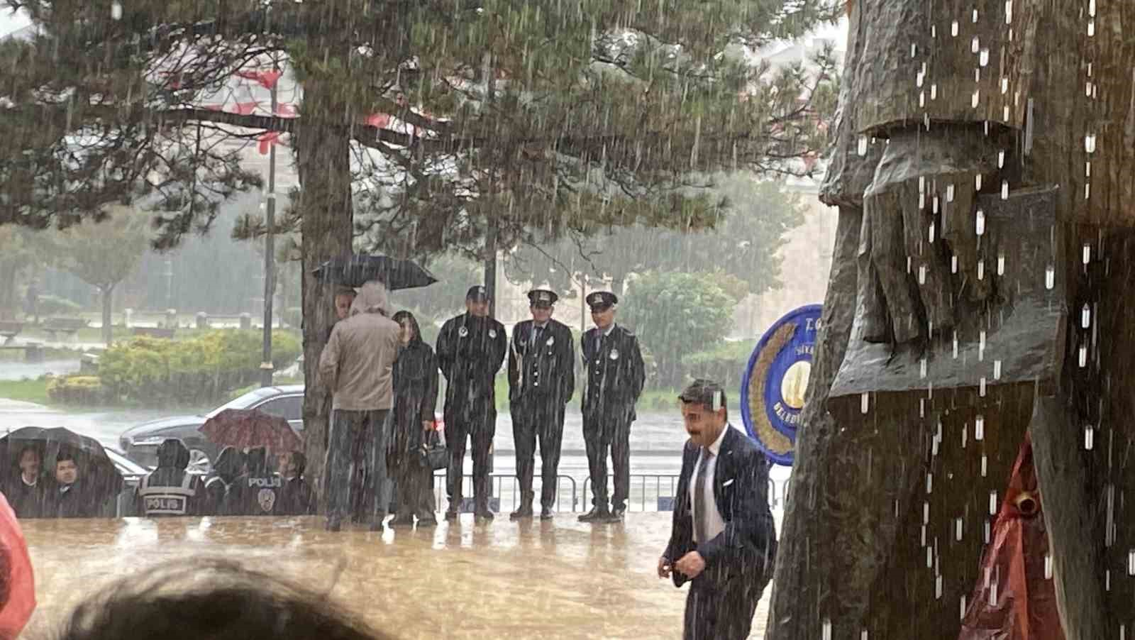 Cumhuriyetin 103. yılında yağmur altında çelenk sunuldu
