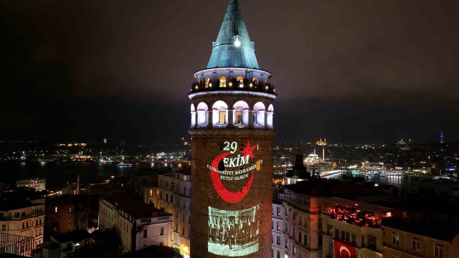 Cumhuriyet’in 103 yıllık ışığı Galata Kulesi’ni aydınlattı
