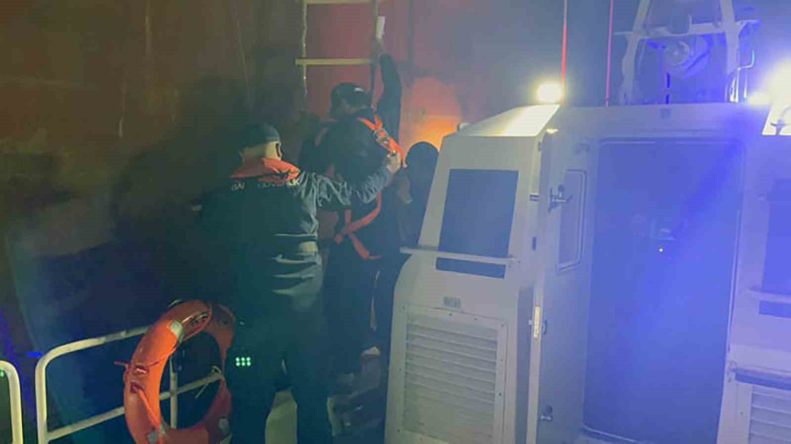 Dalaman açıklarında ticari gemide yaralanan vatandaşa Sahil Güvenlikten tıbbi tahliye
