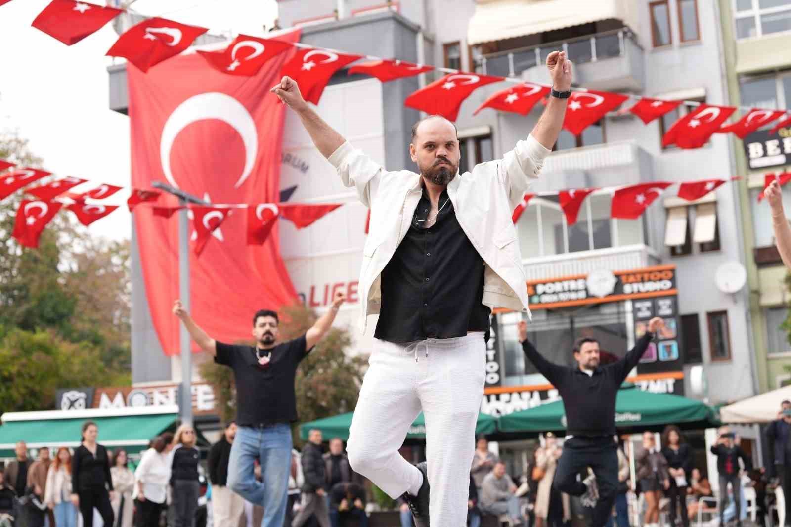 Davul zurna sesleri yükseldi, 41 kişi zeybek oynadı
