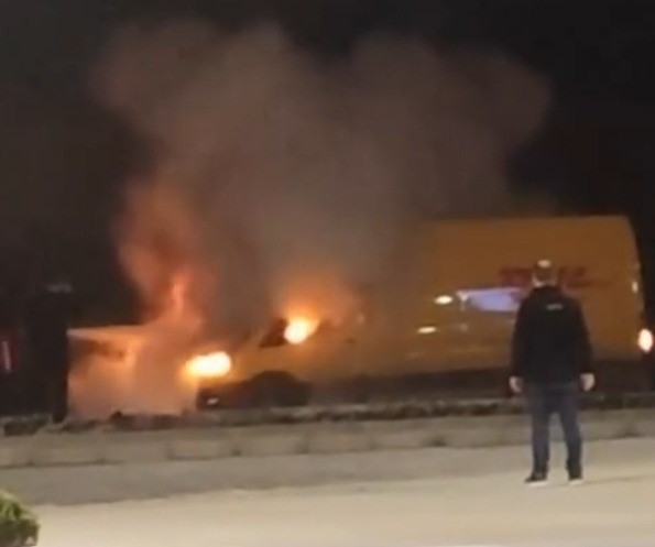 Denizli’de kargo aracı alev aldı
