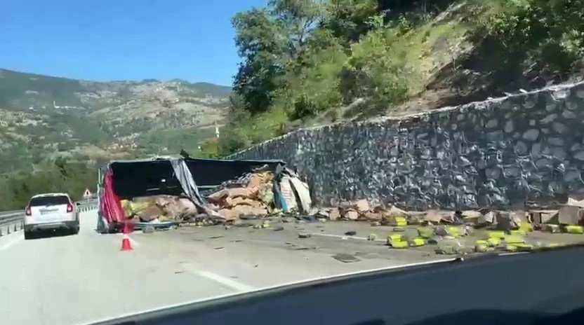 Devrek’te araç istinat duvarına çarptı: 1 ölü, 1 yaralı
