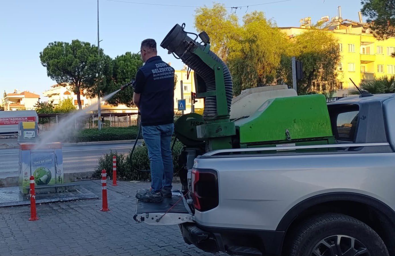 Didim’de çöp konteynerleri ve çöp kutuları düzenli olarak ilaçlanıyor
