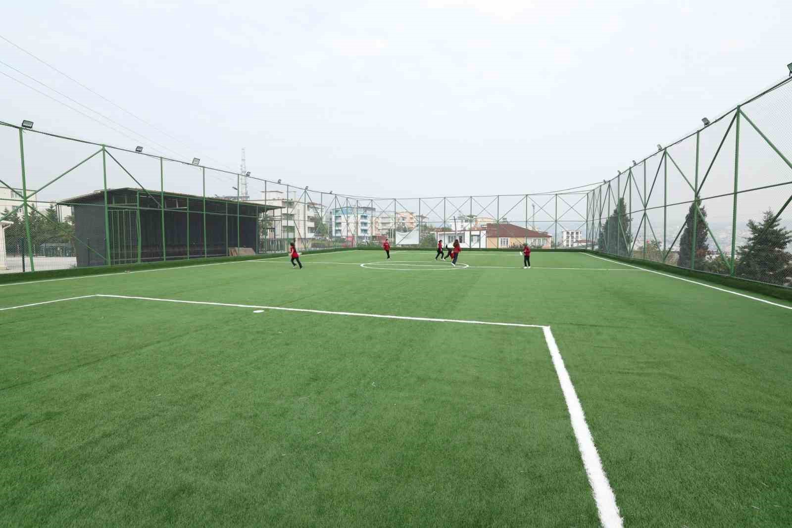 Diliskelesi’nde park ve halı saha yenileme çalışmaları sürüyor
