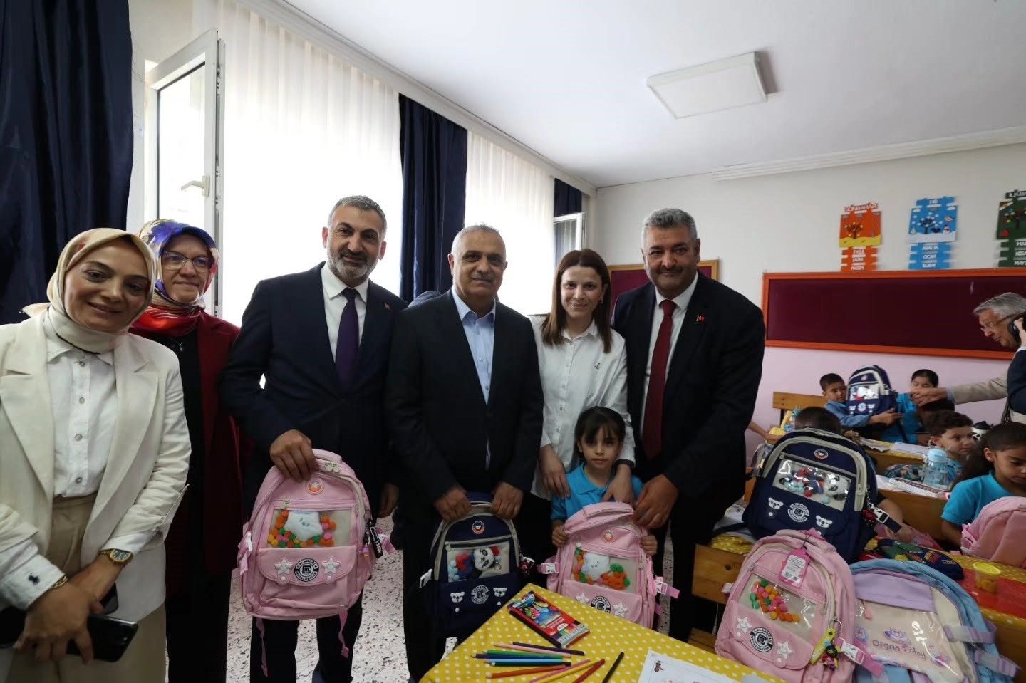 Dilovası’nda okula yeni başlayan miniklere kırtasiye malzemesi dağıtıldı

