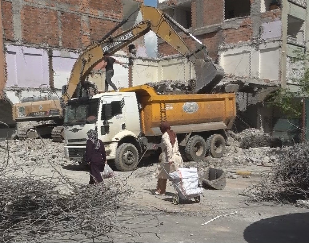 Diyarbakır’da ağır hasarlı bina yıkılırken yandaki sağlam bina da hasar aldı
