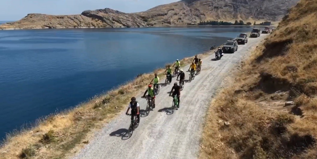 Doğaseverler Van Gölü’nün saklı cennetine pedal çevirdi
