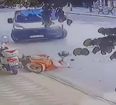Dönüş yapan minibüs motosiklete böyle çarptı
