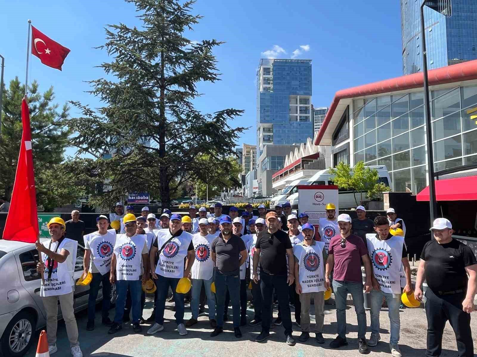 Doruk Madencilik işçileri şirket önünde eylem başlattı
