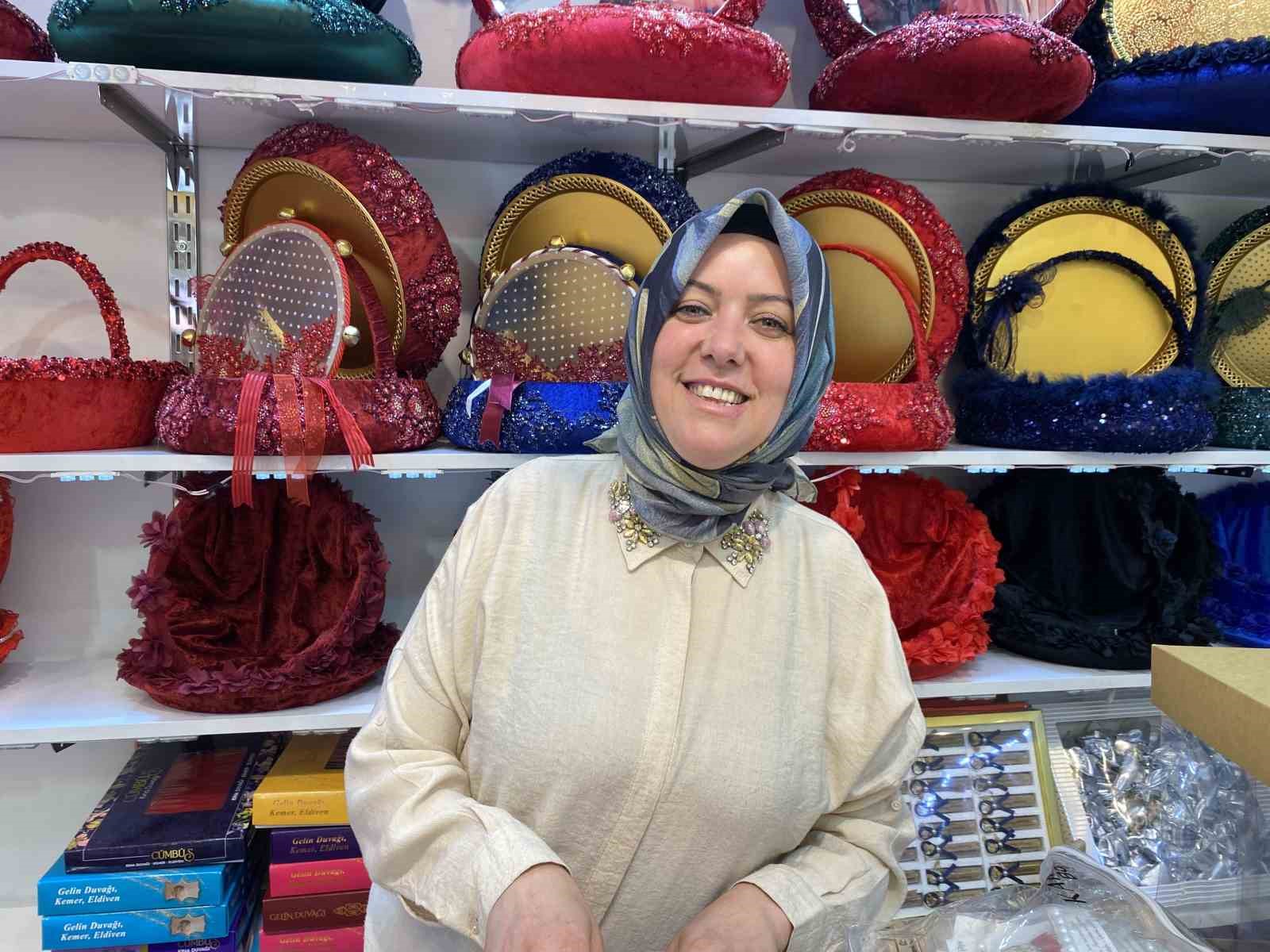 Düğün sezonu açıldı, kına eşyalarına ilgi arttı

