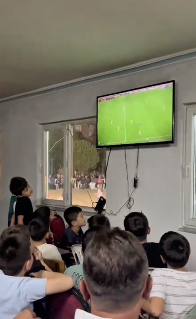 Düğüne Çorum FK maçı arası: Dışarıda halay çektiler, içeride maç izlediler
