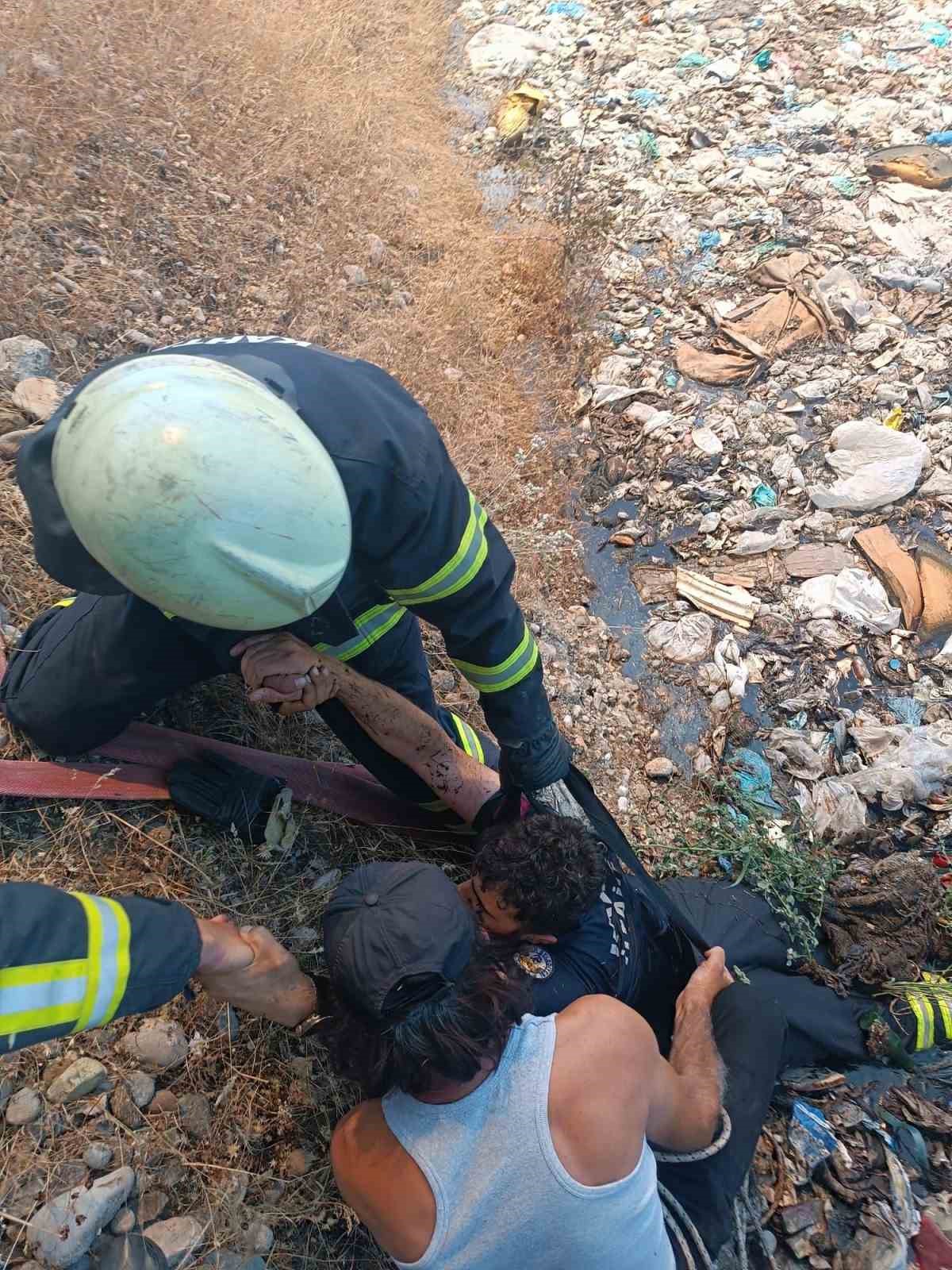 Dumanların arasında kalan itfaiye eri bataklığa düştü
