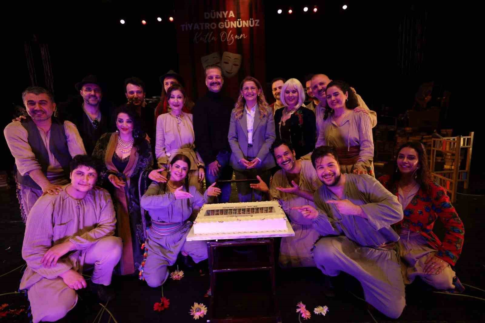 Dünya tiyatro gününde sahne çiçek bahçesine döndü
