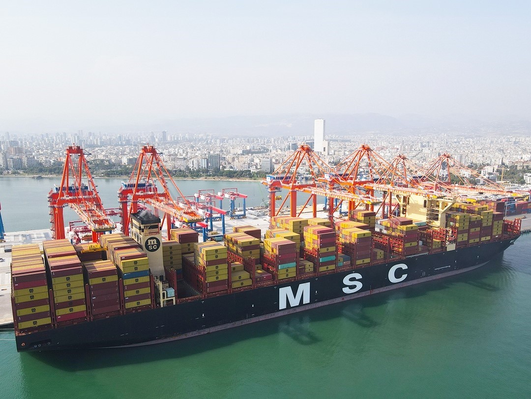 Dünyanın en büyük konteyner gemisi Mersin Limanı’na geldi
