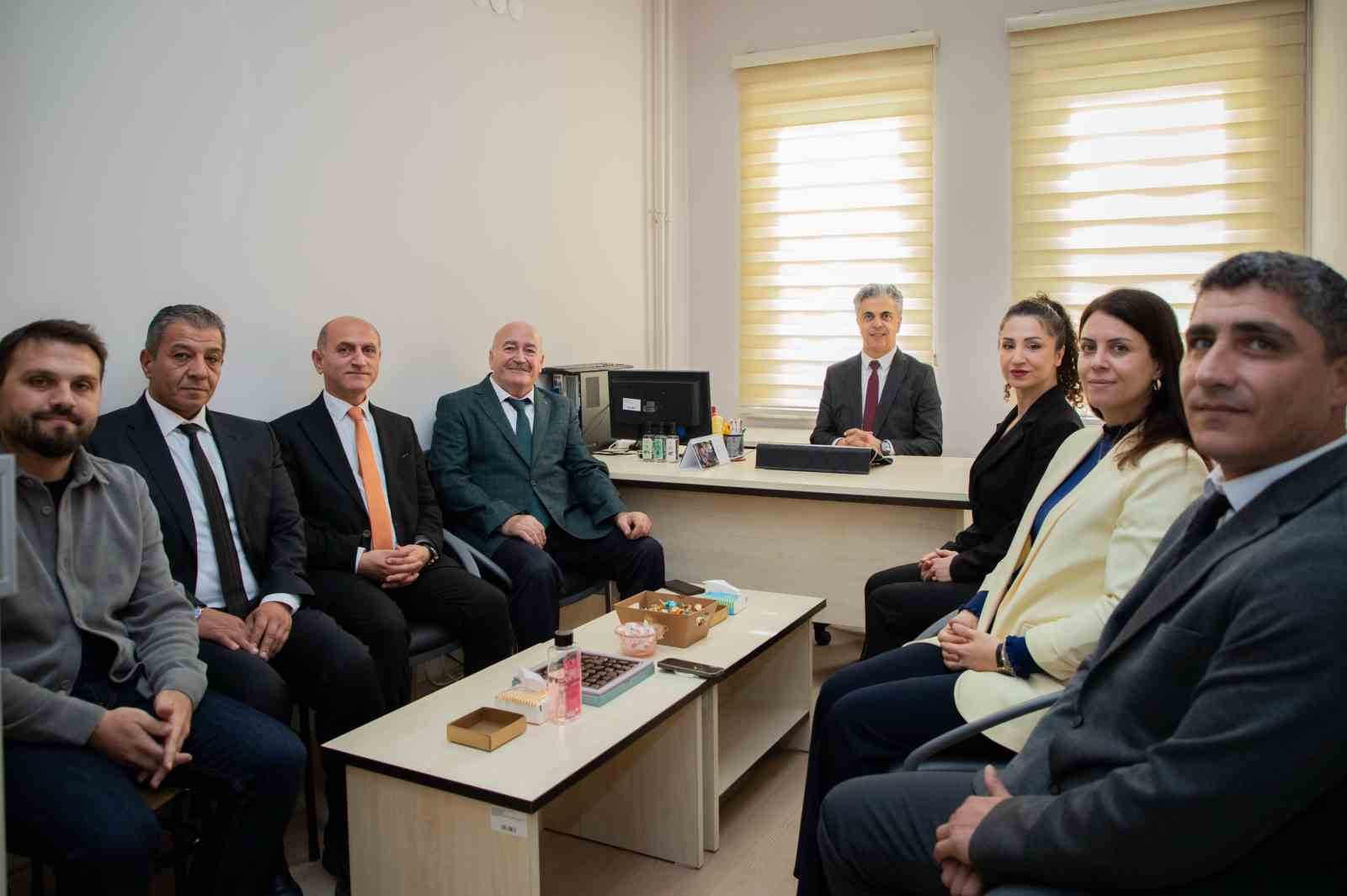 EBYÜ Rektörü Kuyrukluyıldız’dan doçent unvanı alan akademisyenlere ziyaret
