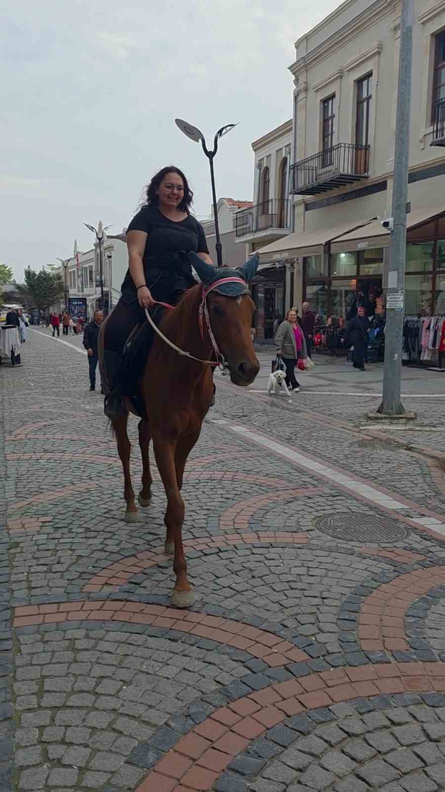 Edirne’de atıyla caddelerde gezen kadın ilgi odağı oldu
