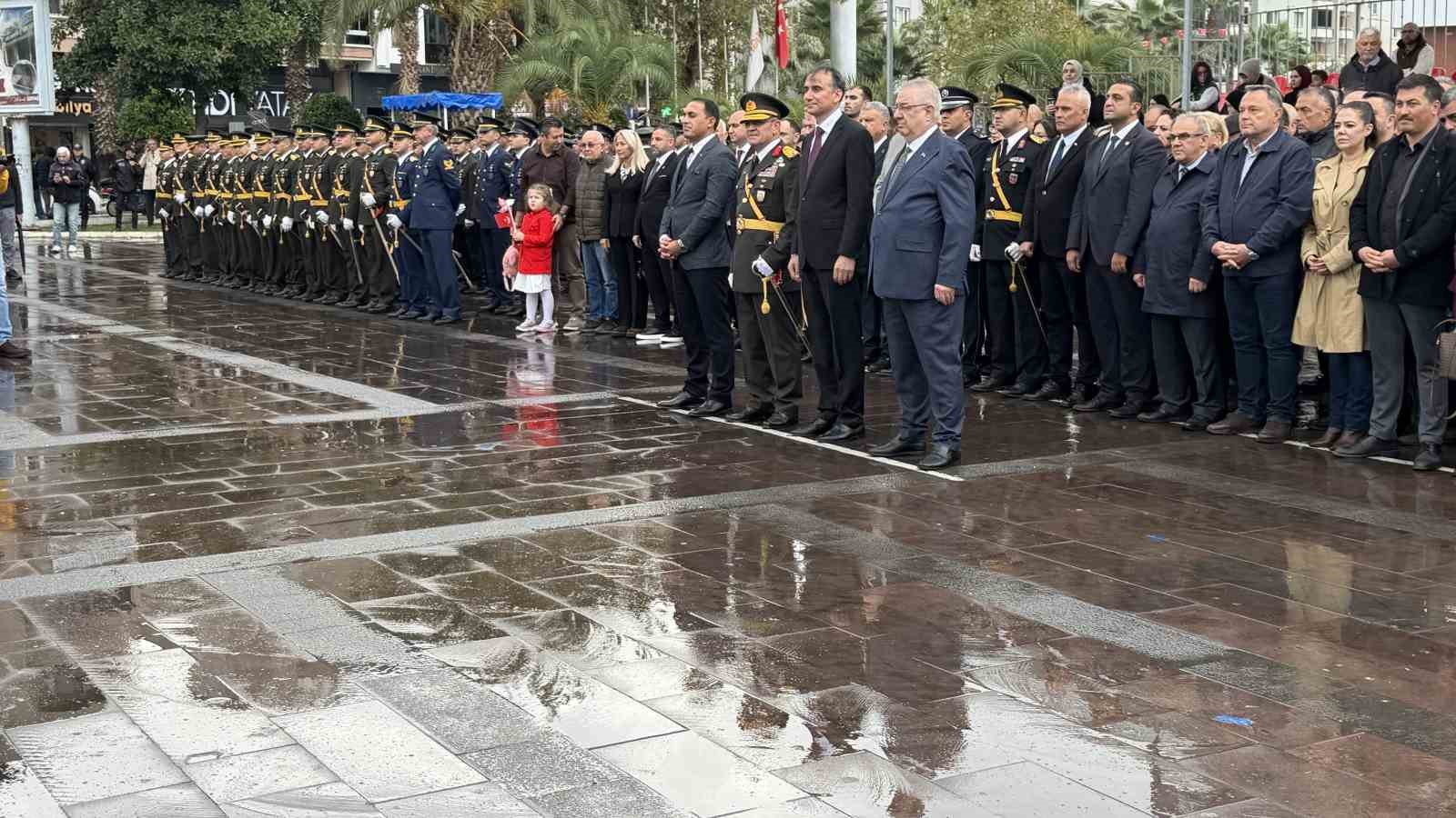 Edremit’te Cumhuriyet Bayramı kutlamaları çelenk sunma töreniyle başladı
