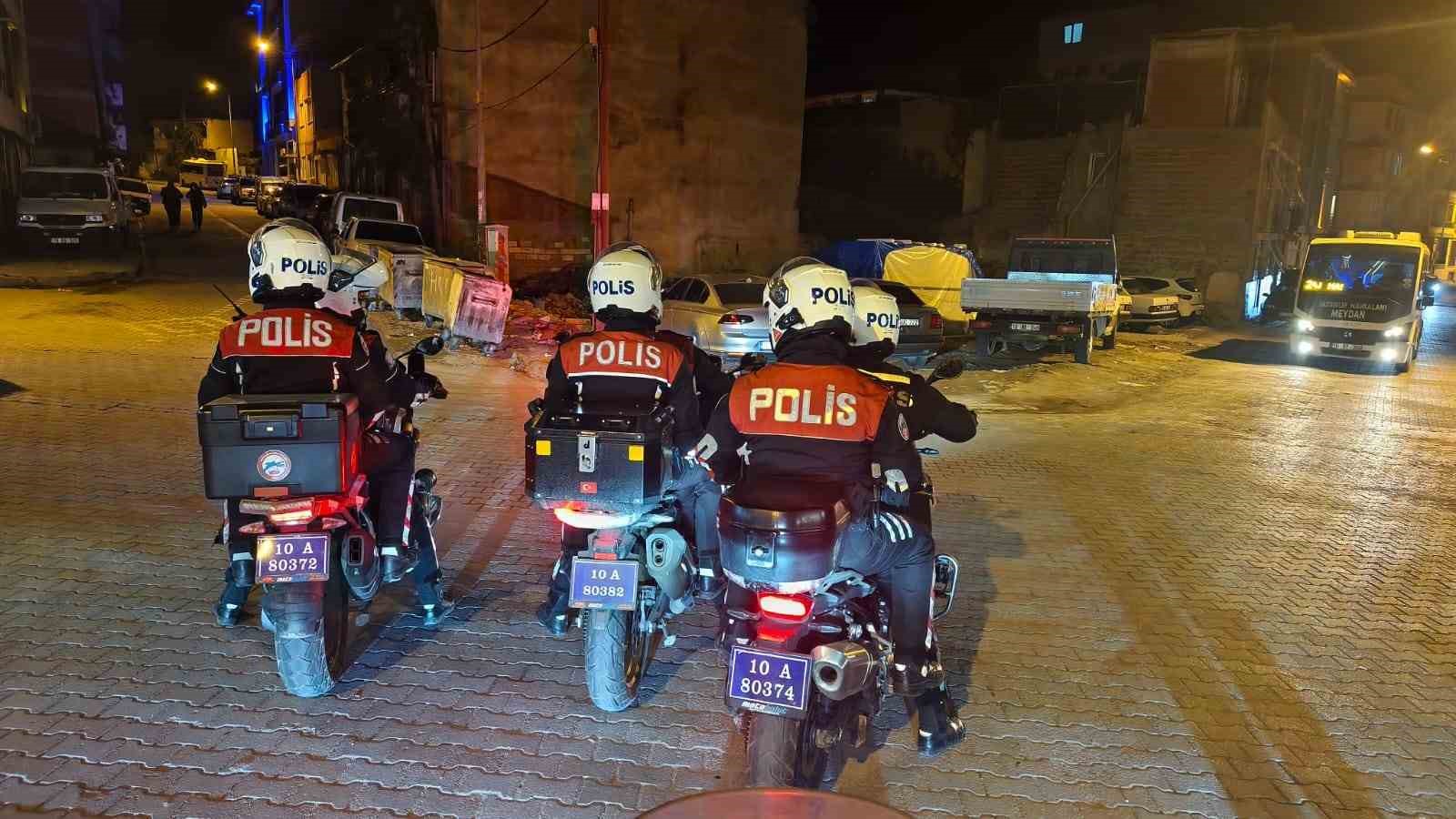 Edremit’te polisten suçlulara geçit yok: 39 aranan şahıs yakalandı
