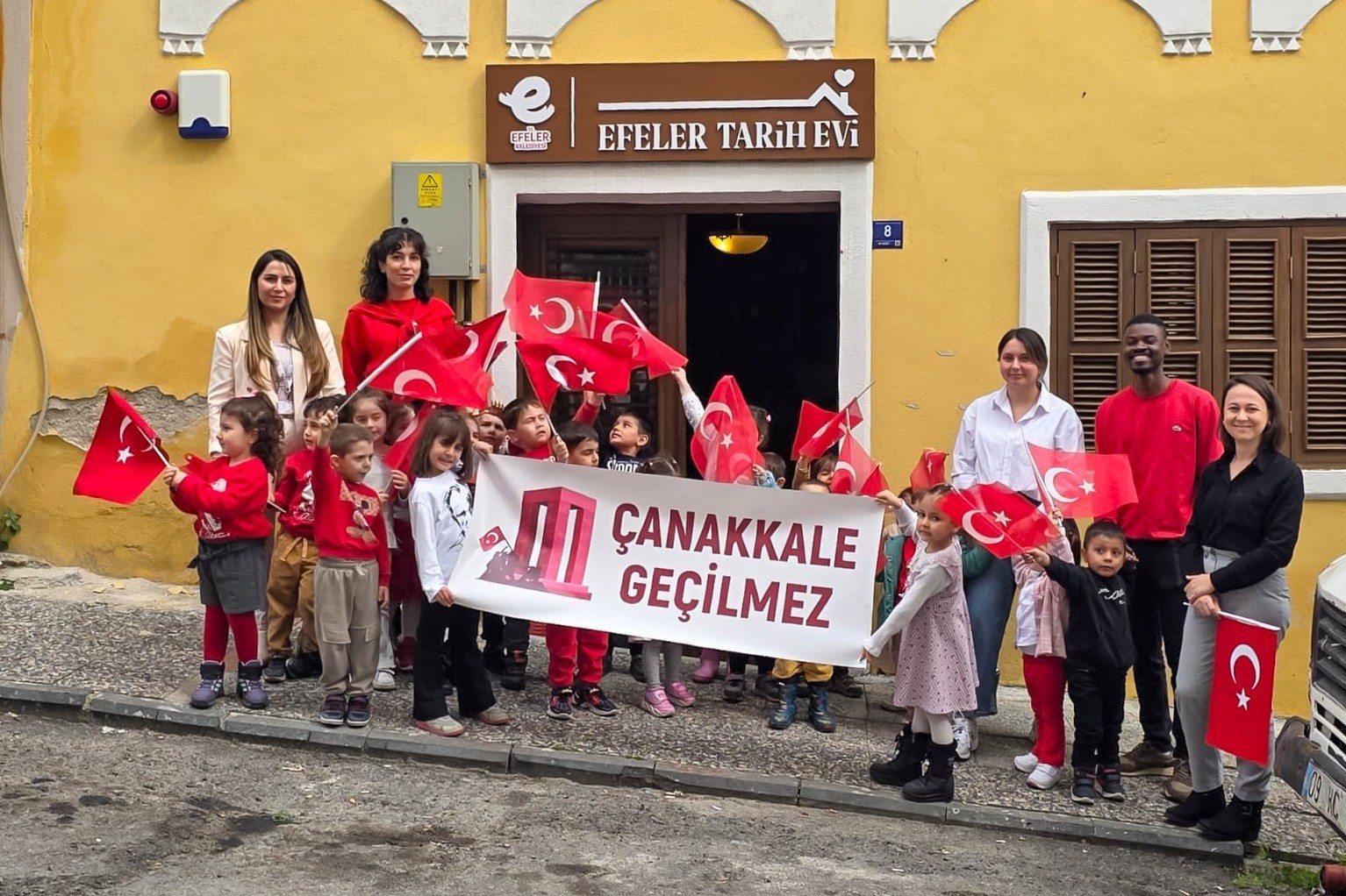 Efeler Belediyesi’nin tarihi mekanları Çanakkale Zaferi’nin yıldönümünde minikleri ağırladı

