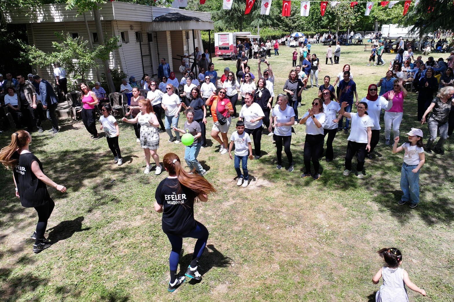 Efeler’de Anneler Günü coşkuyla kutlandı
