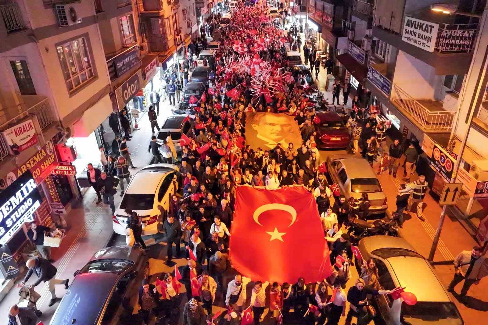 Efeler’de Cumhuriyet yürüyüşü
