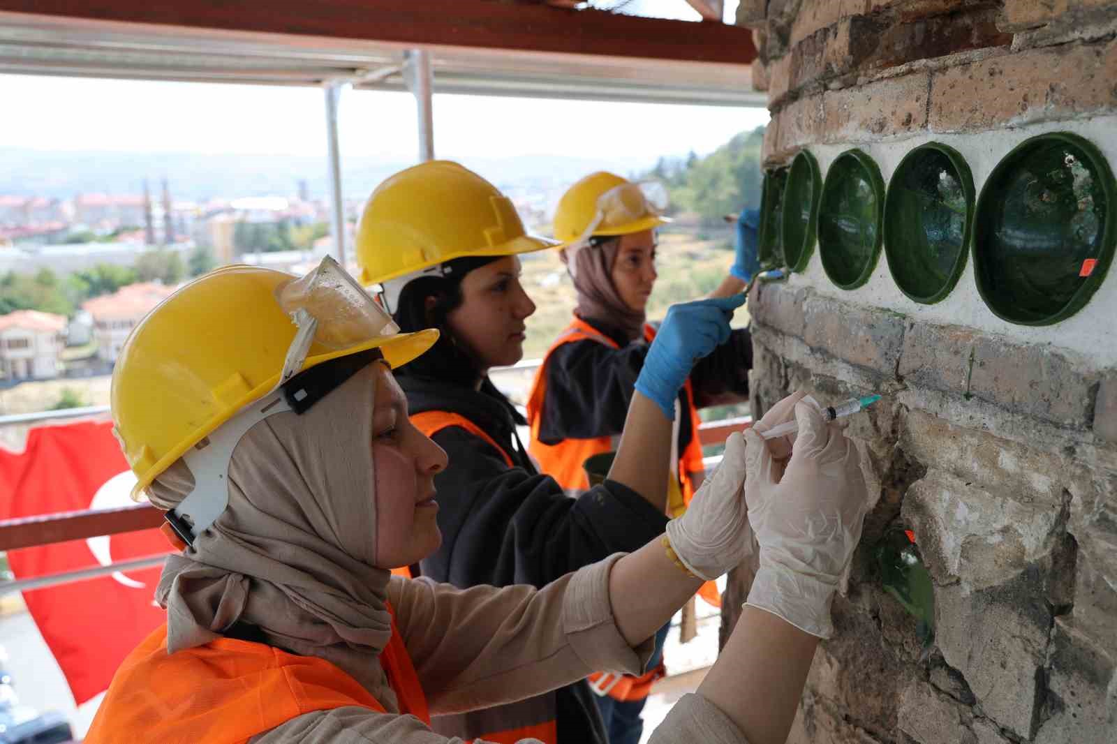 Eğri minareli camideki gizemli çanakların sırrı çözüldü
