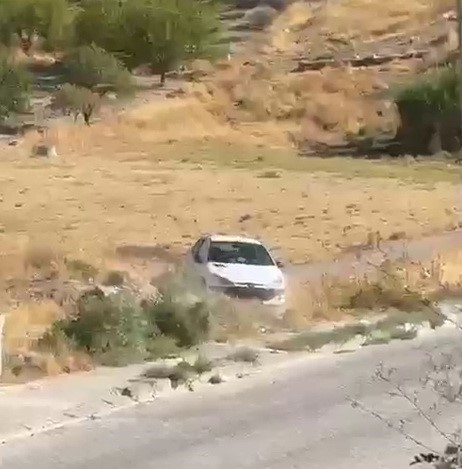El freni çekilmeyen otomobil şarampole yuvarlandı
