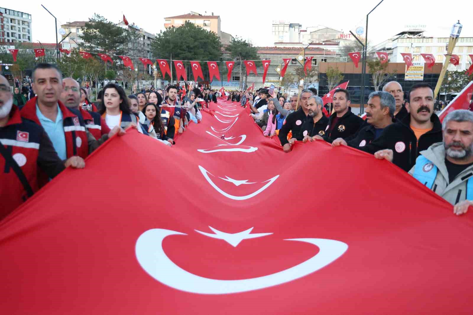 Elazığ’da 100 metrelik Türk bayrağıyla fener alayı düzenlendi
