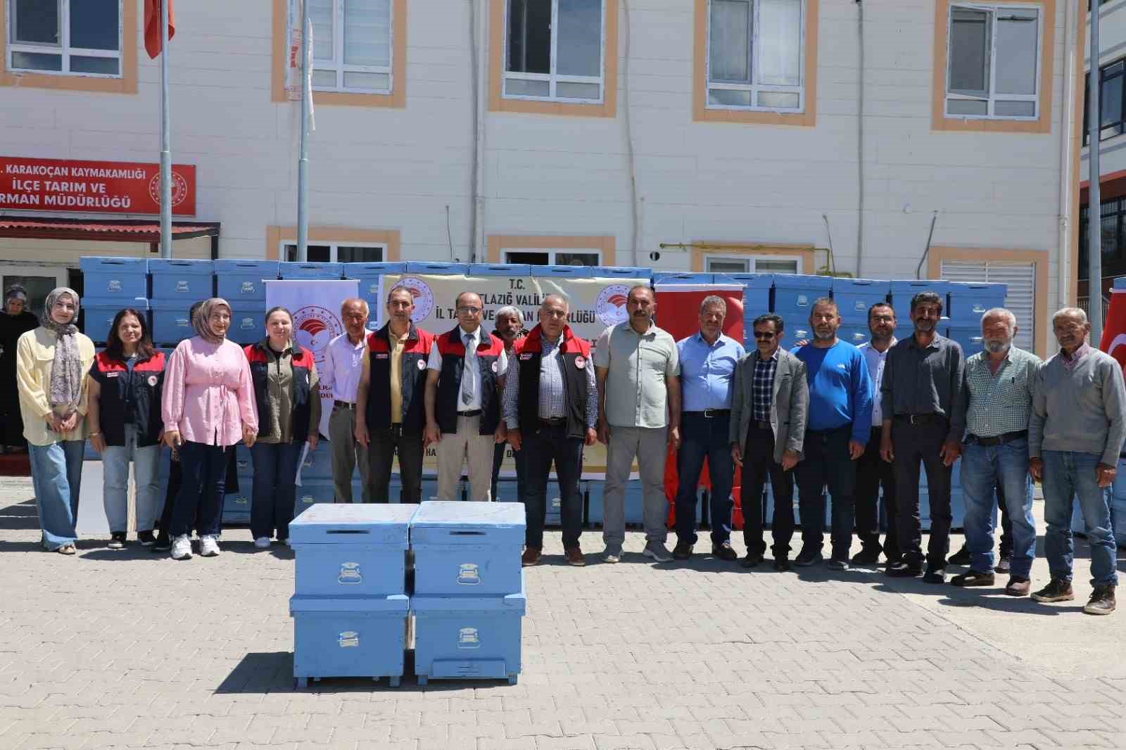 Elazığ’da 15 arı yetiştiricisine 150 adet kovan dağıtıldı
