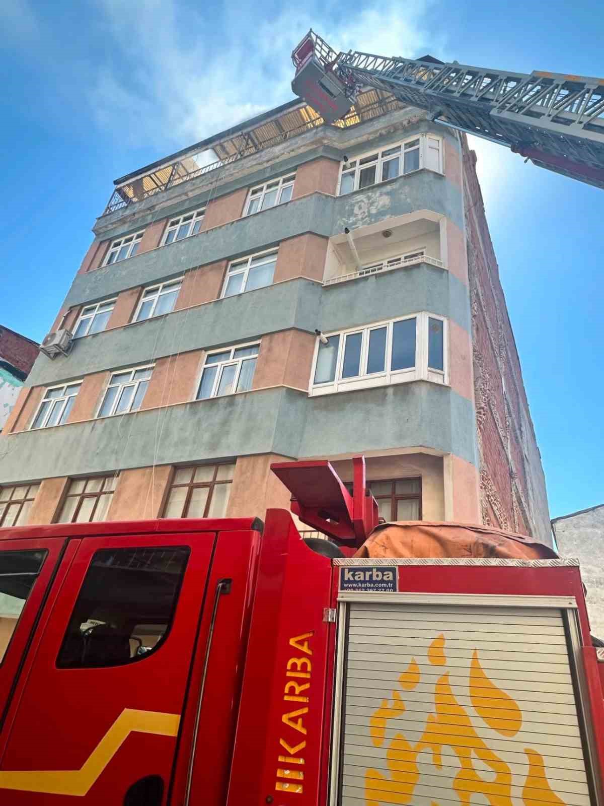 Elazığ’da çatı yangını
