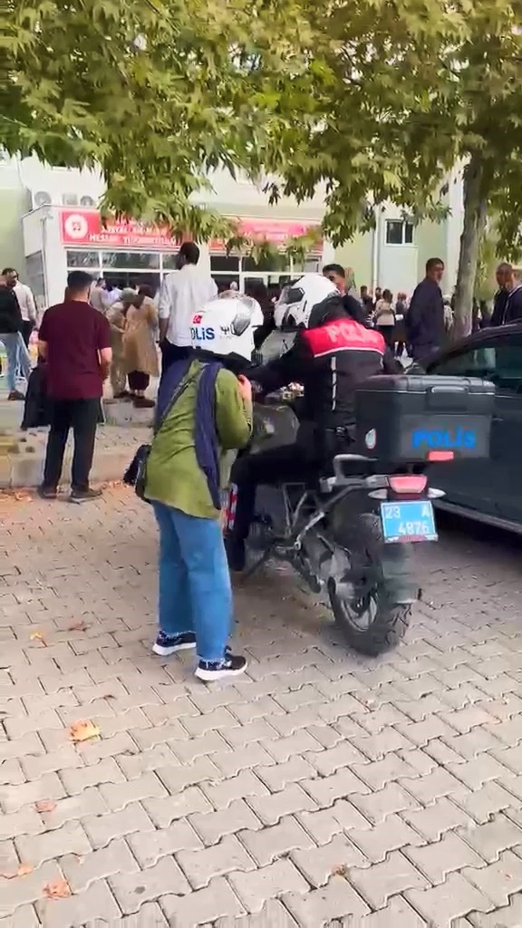 Elazığ’da KPSS’ye geç kalanlar, polisler tarafından yetiştirildi
