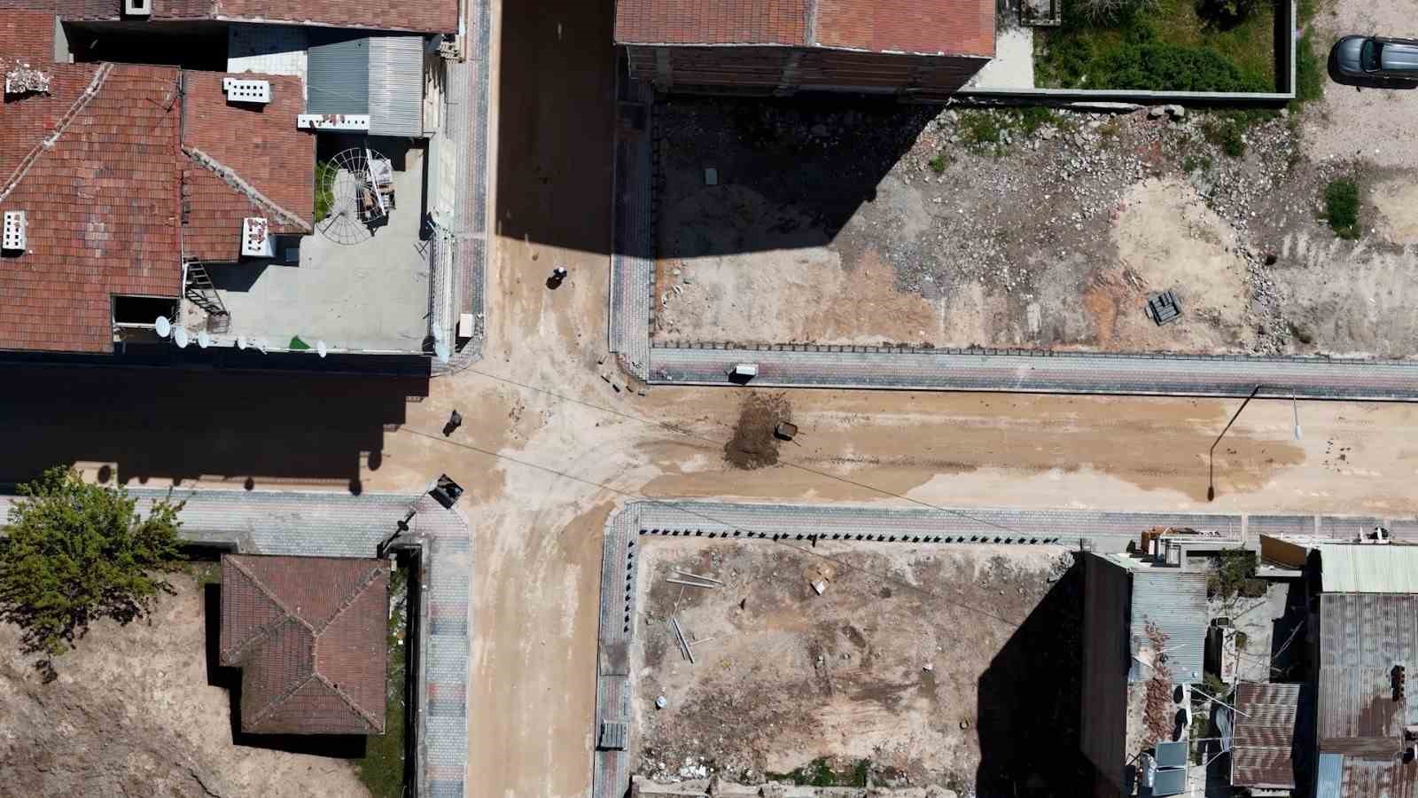 Elazığ’da mahallelerde yol ve kaldırım yenileme çalışması
