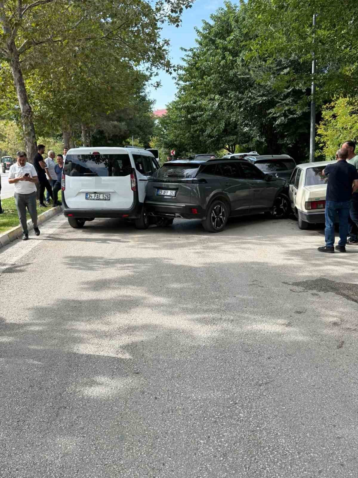 Elazığ’da zincirleme kaza: 8 yaralı
