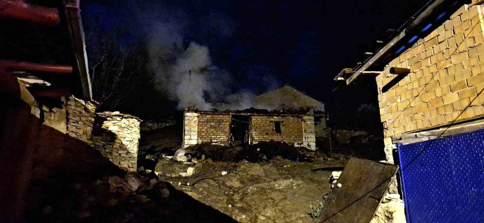 Emet’te samanlık ve ahır yangını korkuttu
