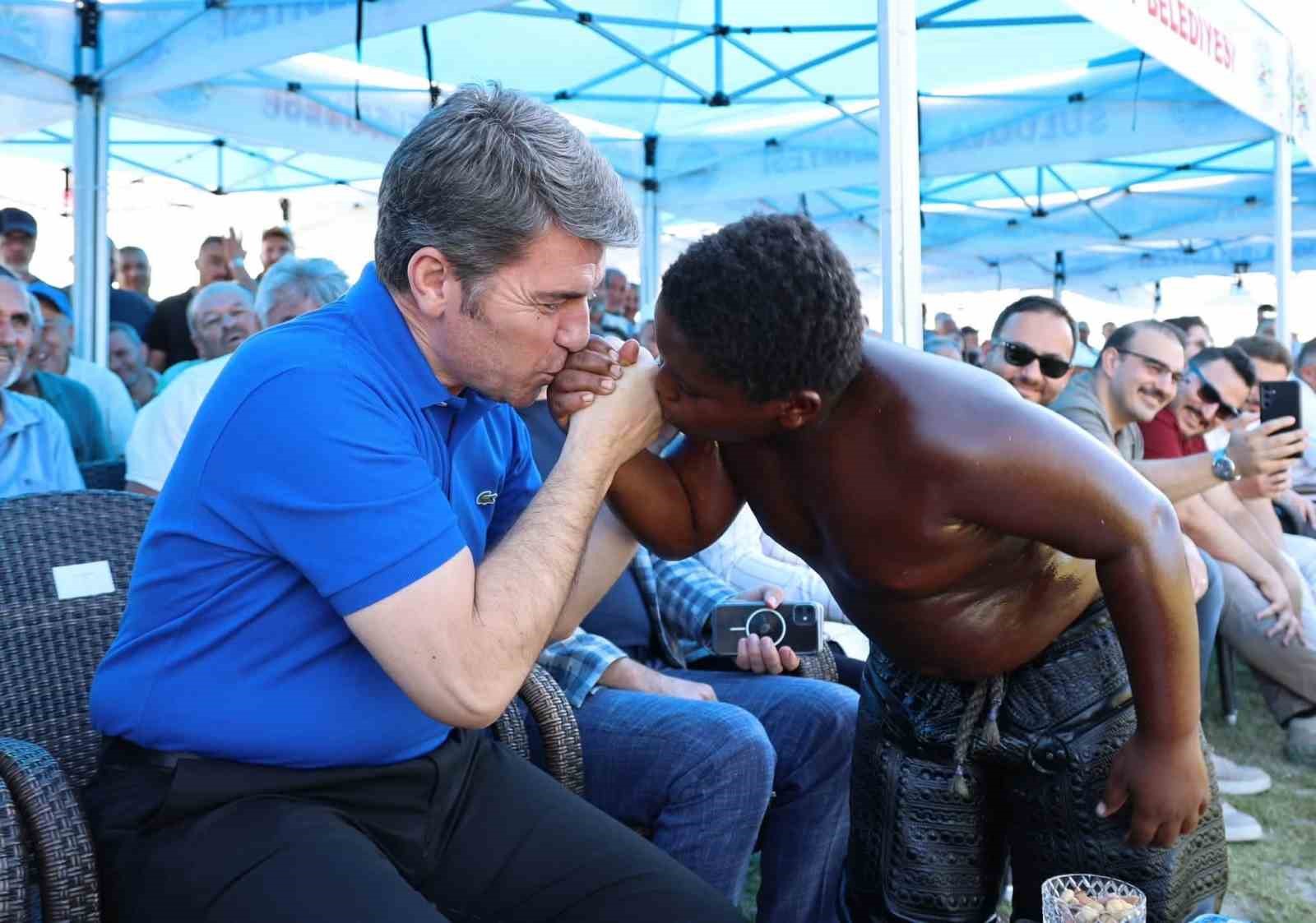 Er meydanında kardeşlik fotoğrafı: Amasya Valisi ile ‘Arap Osman’ el ele
