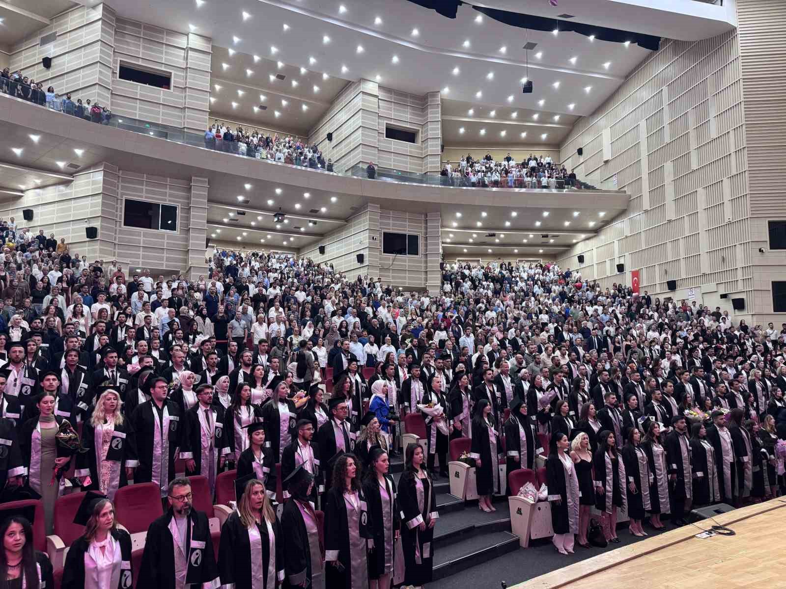 ERÜ İletişim Fakültesi 20. dönem mezunlarını verdi

