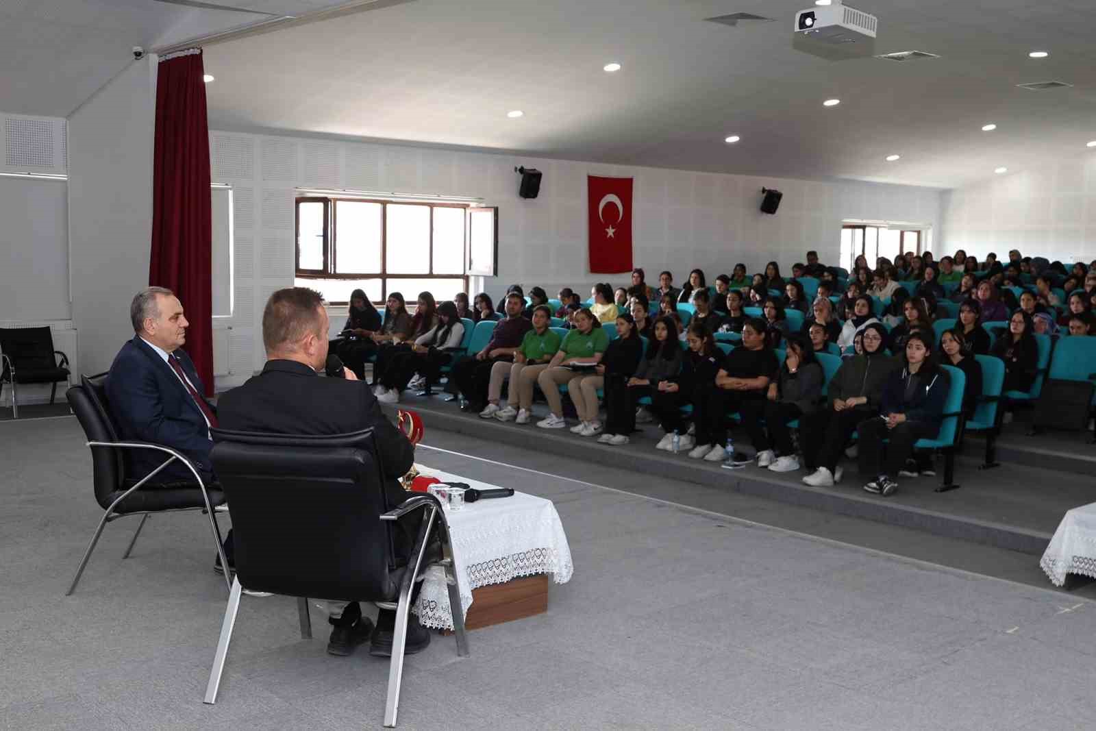 ERÜ Rektörü Altun, Develi’de öğrenciler ile buluştu
