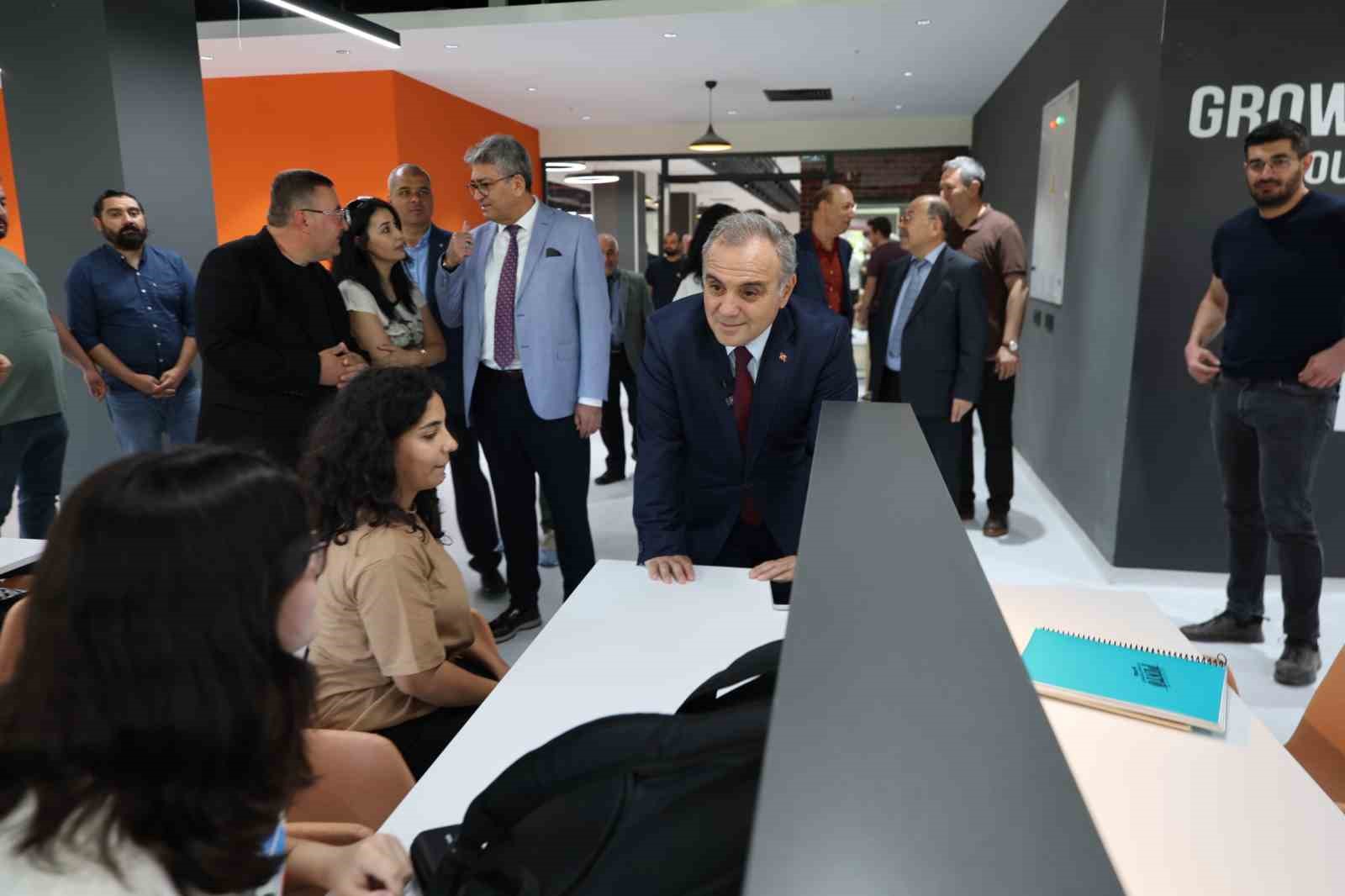 ERÜ’nün yenilenen Kadir Has Merkez Kütüphanesi hizmete açıldı
