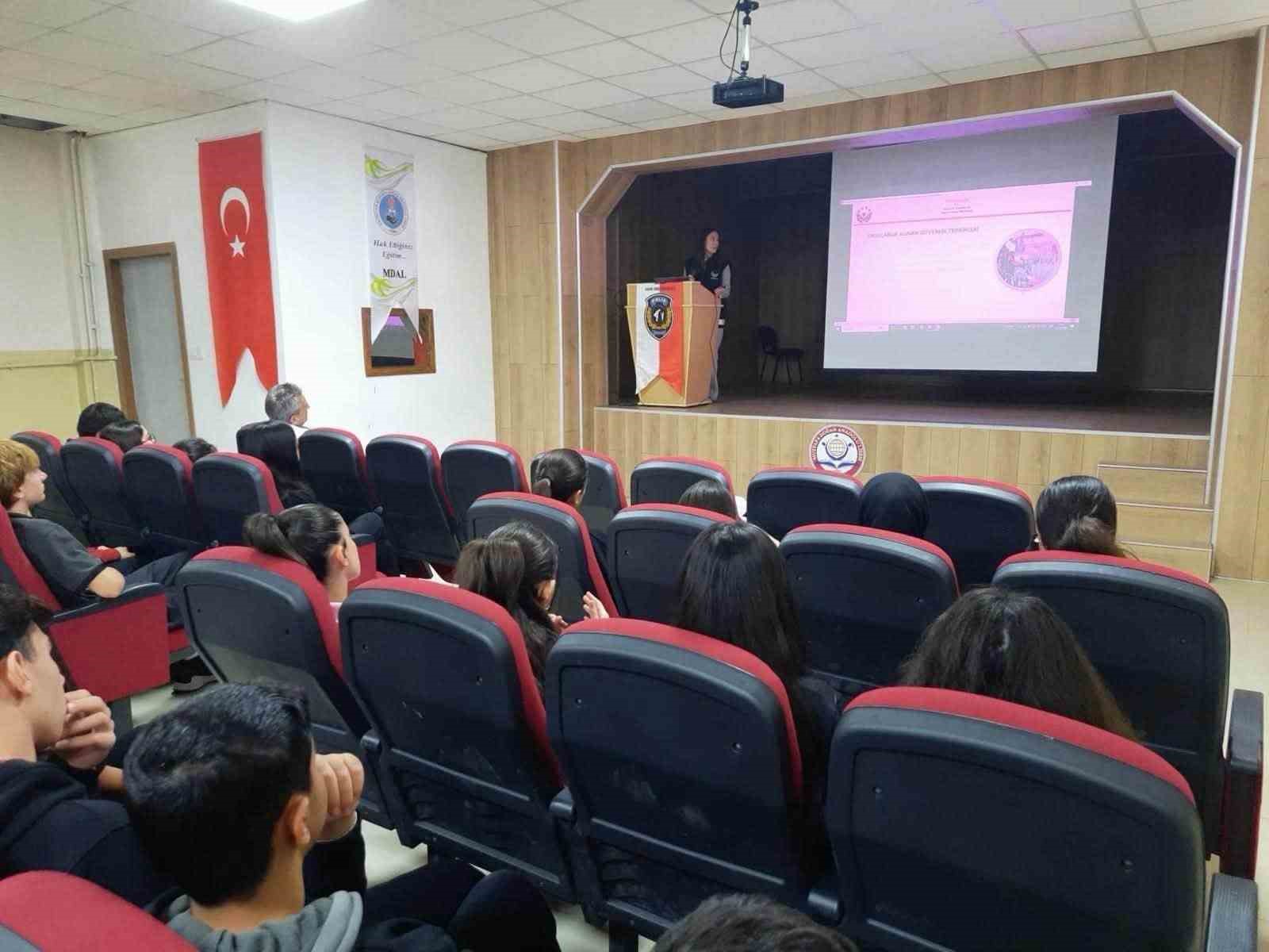 Erzincan’da 380 öğrenci ve öğretmene güvenlik eğitimi verildi
