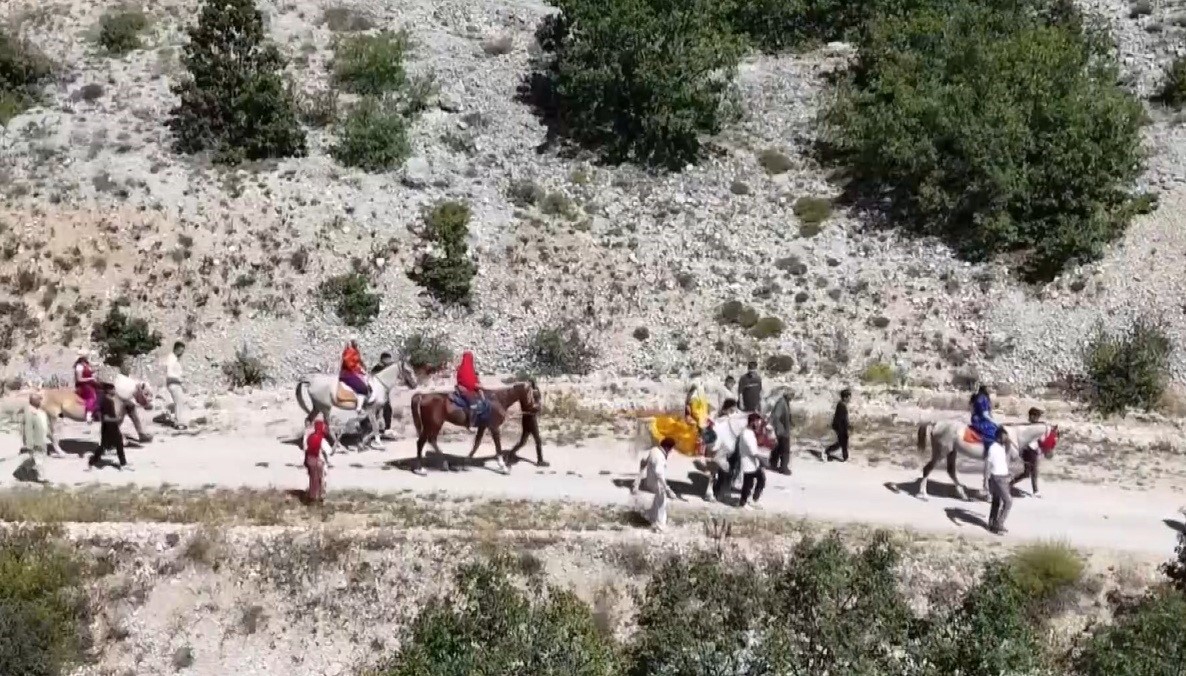 Erzincan’da asırlık gelenek atlı düğün alayıyla yaşatılıyor
