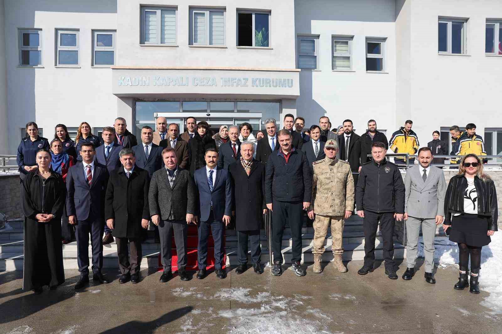 Erzincan’da hükümlü kadınların el emeği göz nuru ürünleri görücüye çıktı
