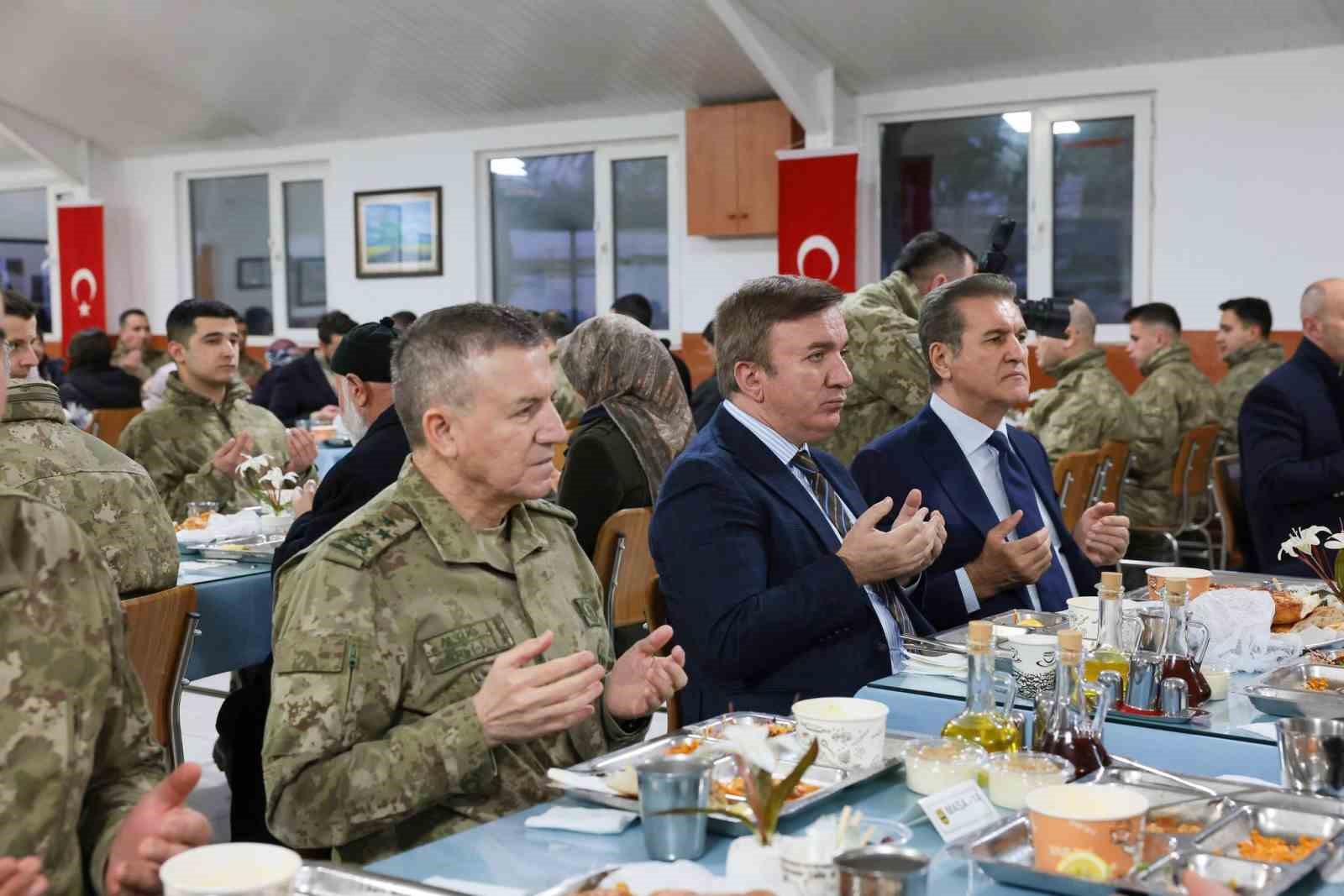 Erzincan’da kahraman gaziler ve aileleri onuruna iftar sofrası kuruldu
