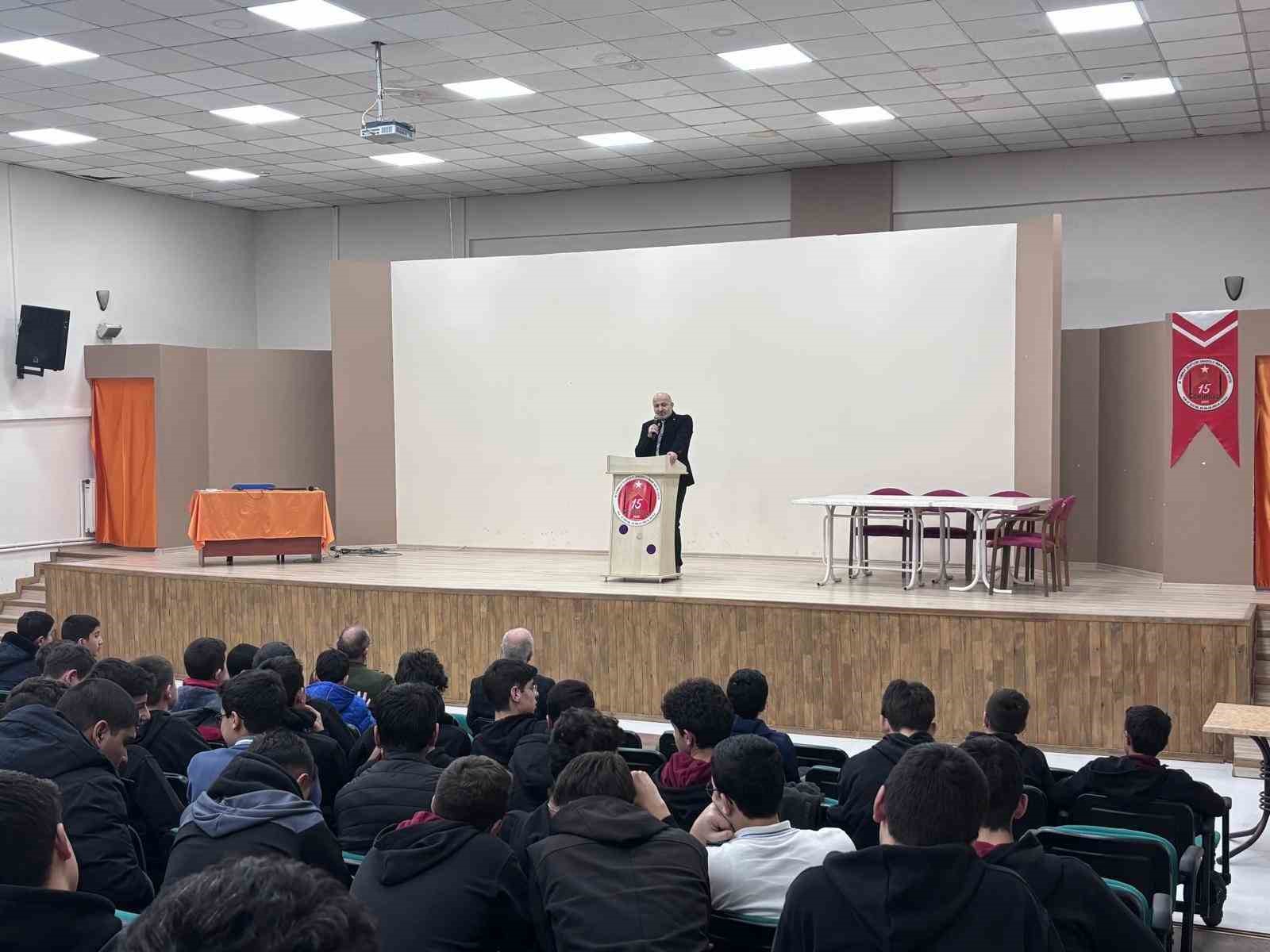 Erzincan’da öğrencilere "Ramazan ve Hayatımıza Yansımaları" konferansı verildi
